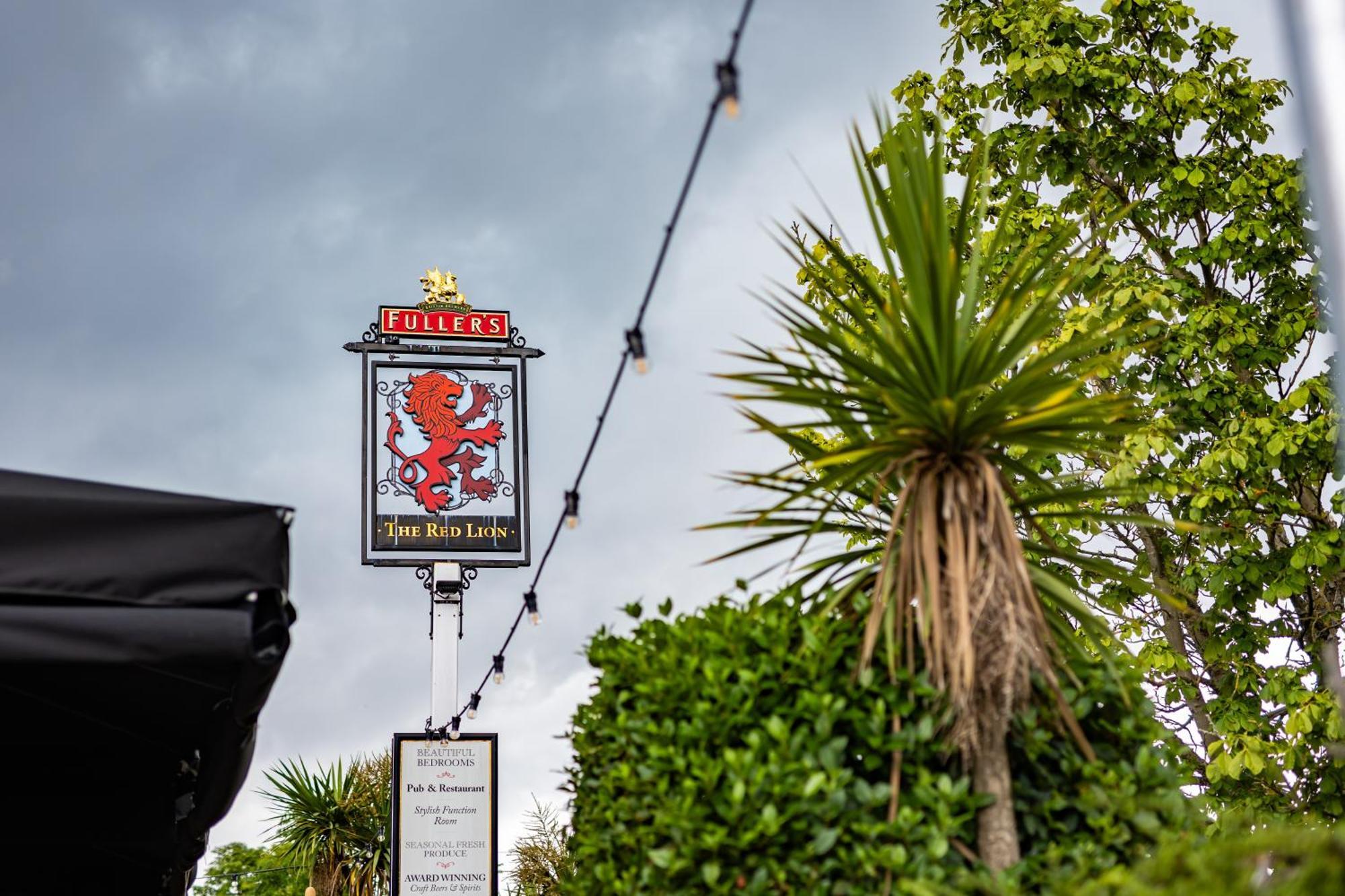 The Red Lion Hotel Хитроу Экстерьер фото