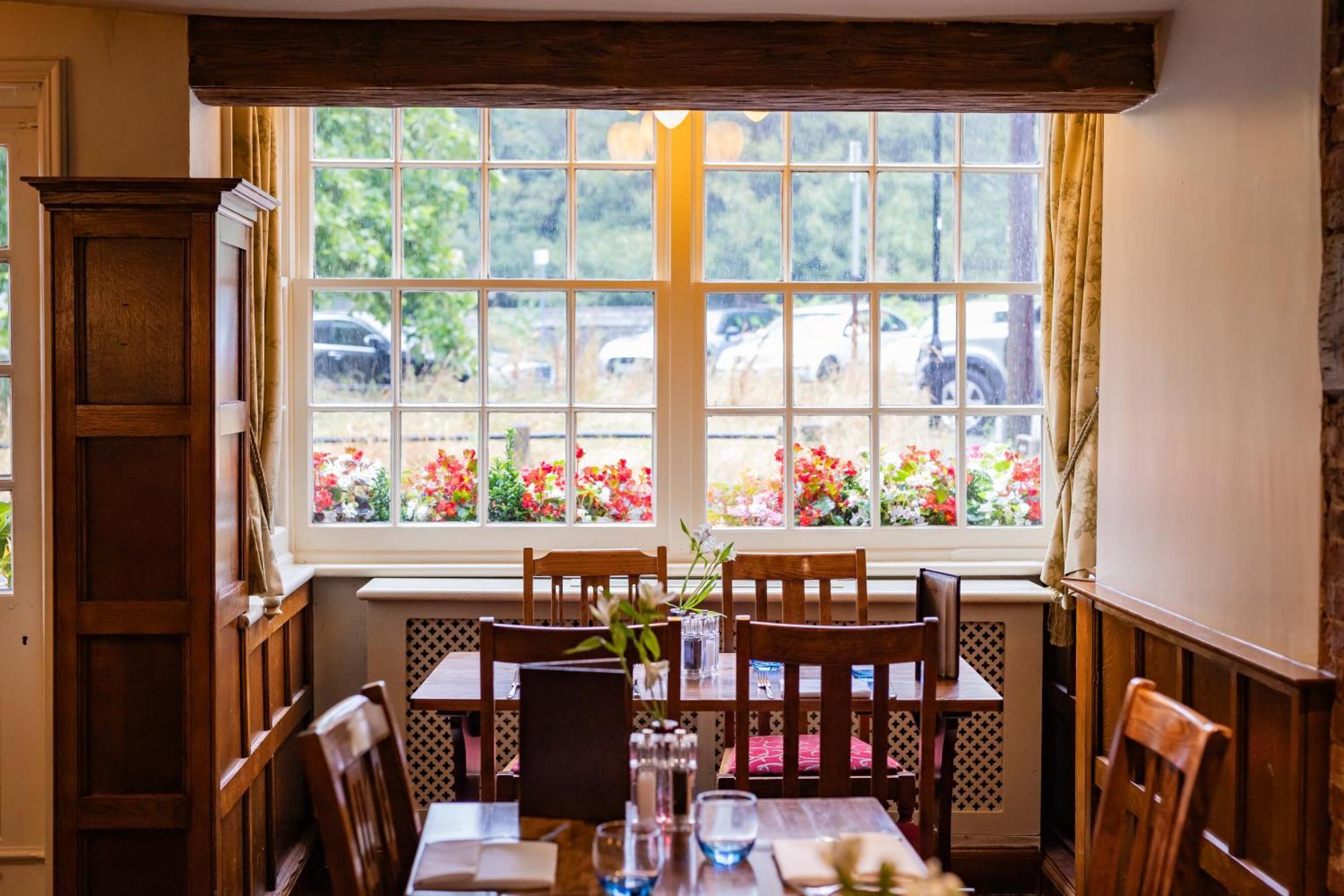 The Red Lion Hotel Хитроу Экстерьер фото