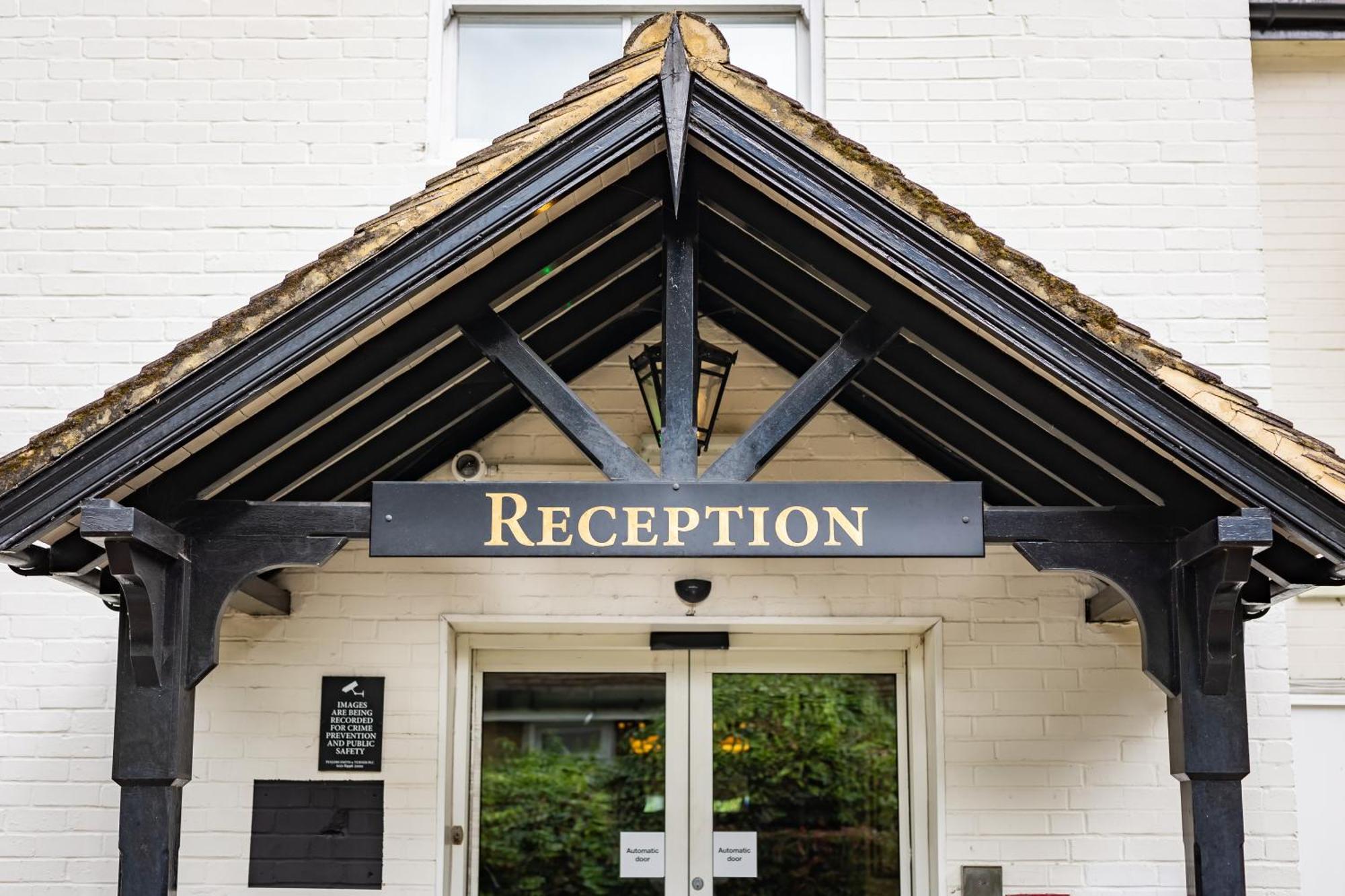 The Red Lion Hotel Хитроу Экстерьер фото