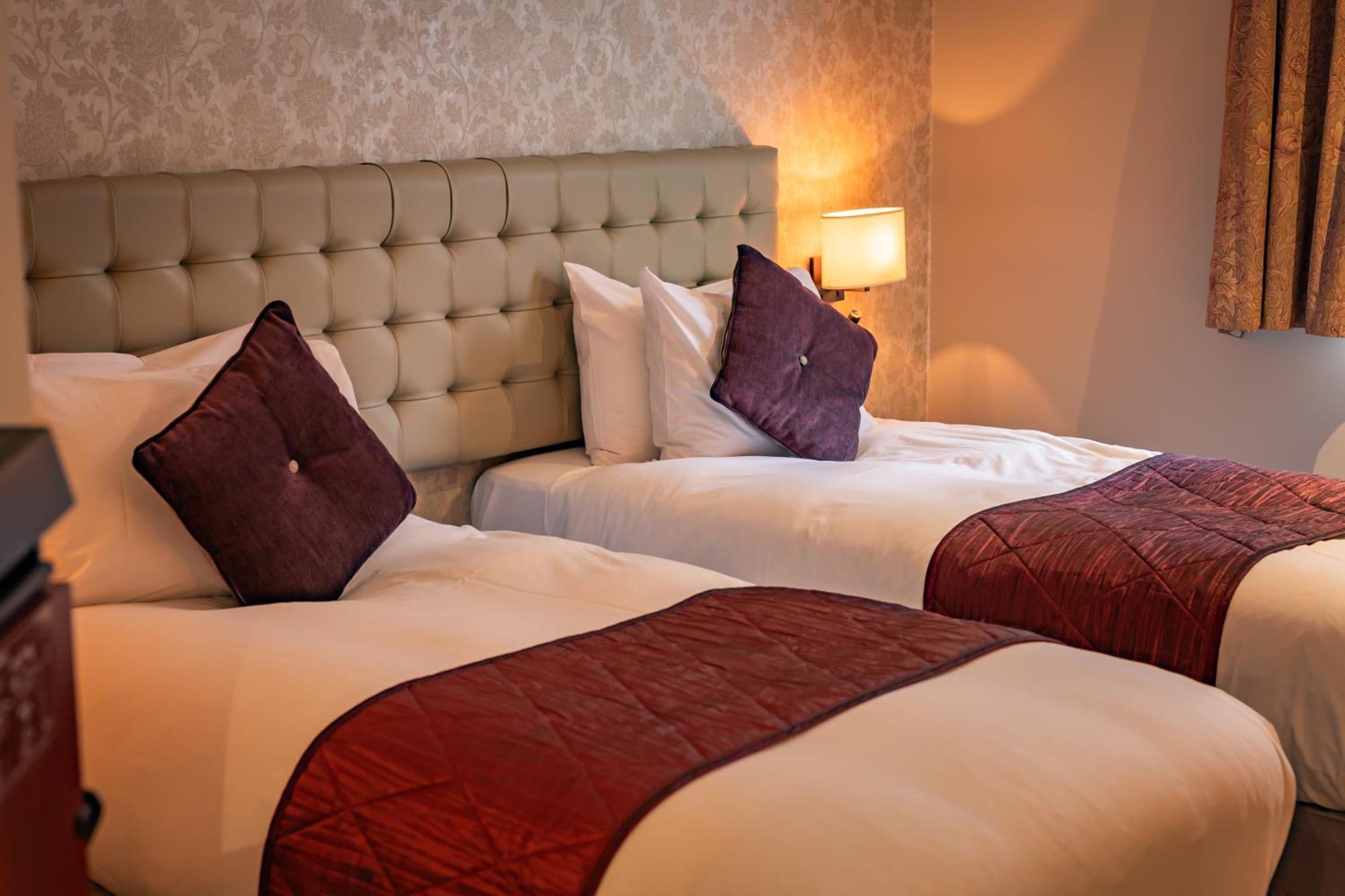 The Red Lion Hotel Хитроу Экстерьер фото