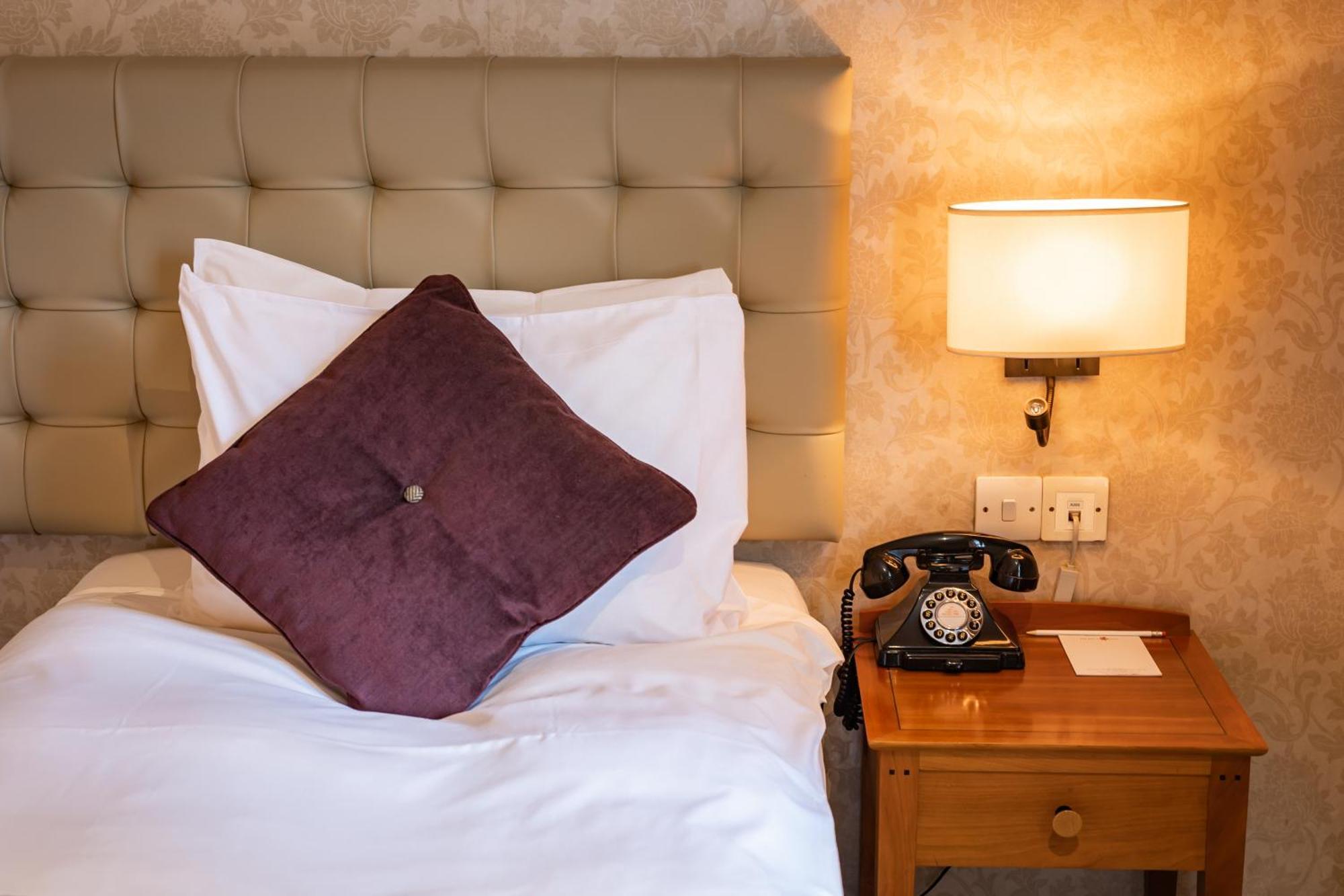 The Red Lion Hotel Хитроу Экстерьер фото