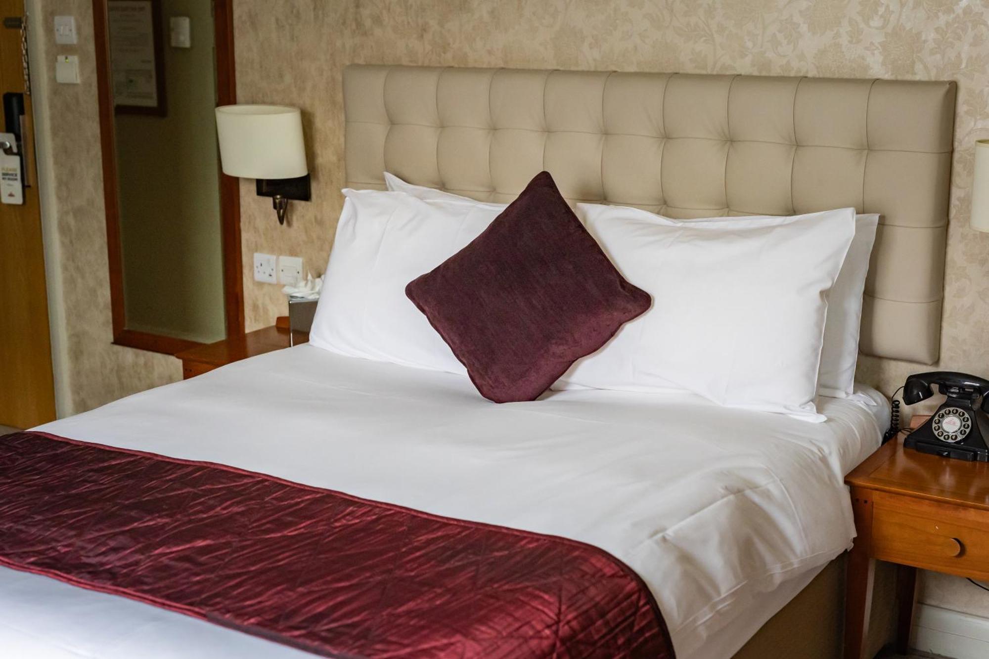 The Red Lion Hotel Хитроу Экстерьер фото