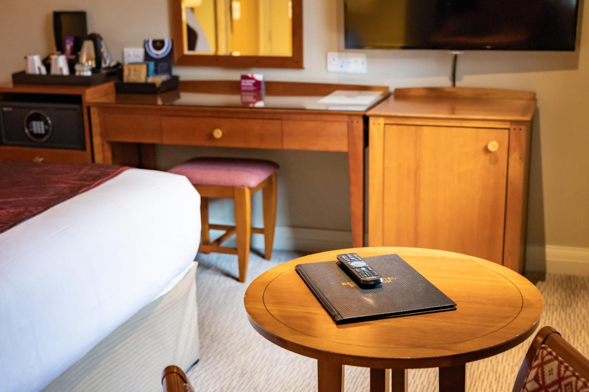The Red Lion Hotel Хитроу Экстерьер фото