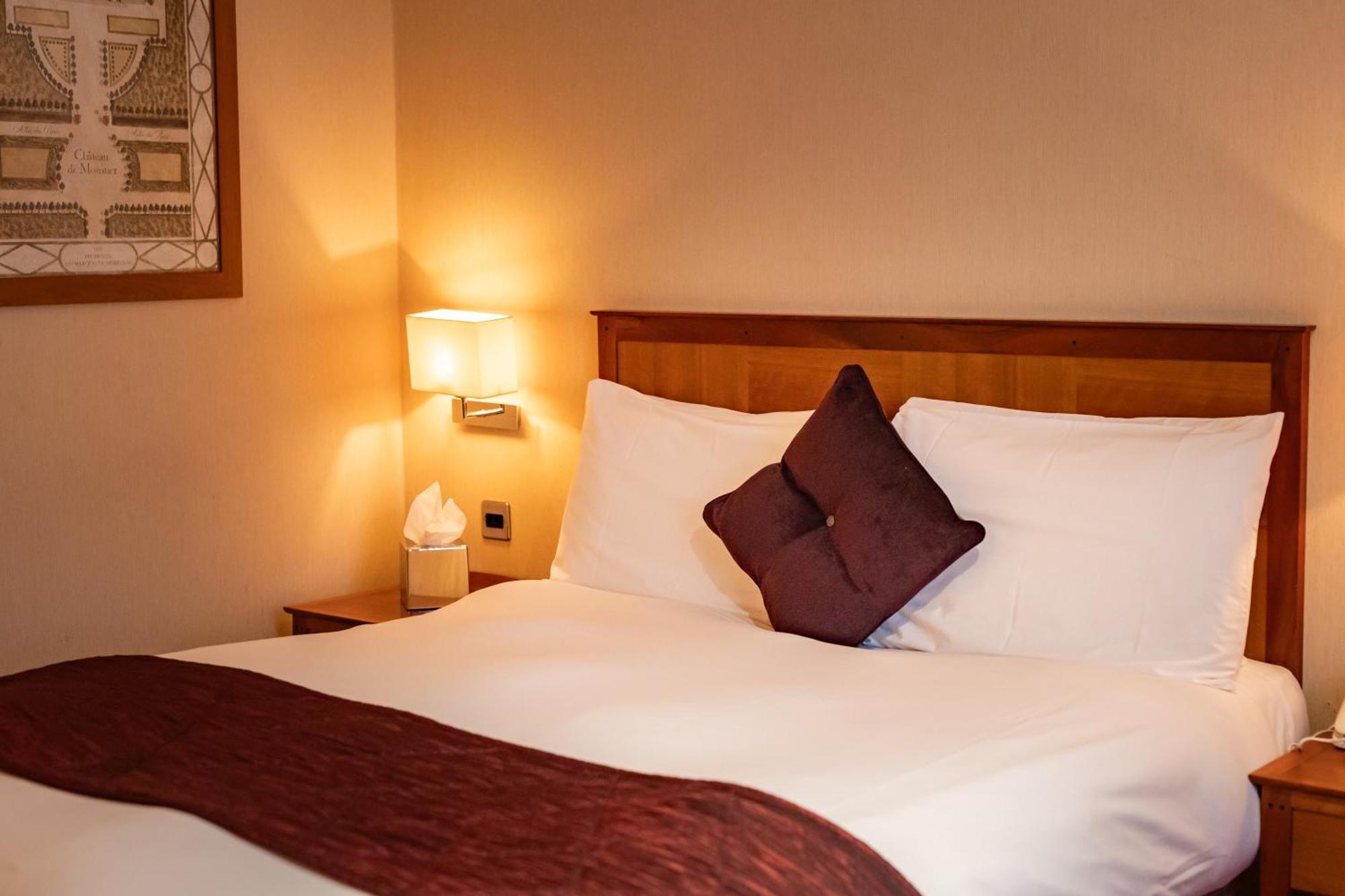 The Red Lion Hotel Хитроу Экстерьер фото