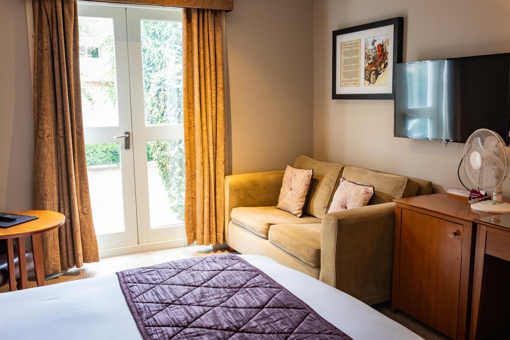 The Red Lion Hotel Хитроу Экстерьер фото