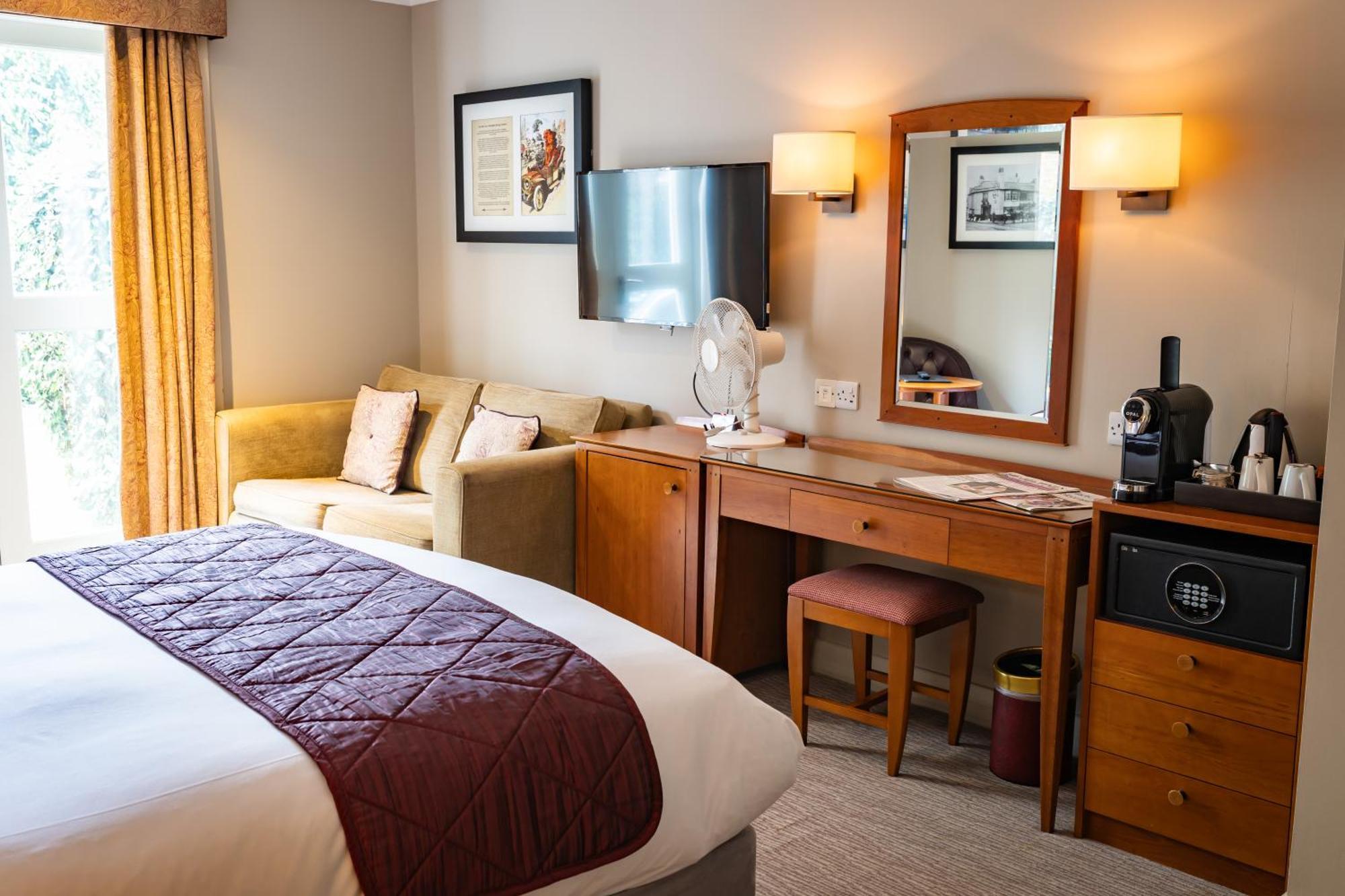 The Red Lion Hotel Хитроу Экстерьер фото
