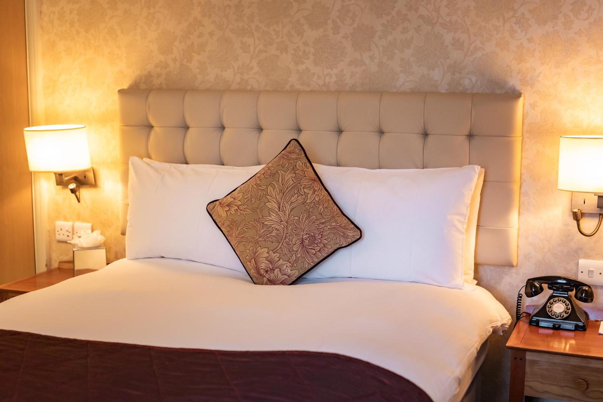 The Red Lion Hotel Хитроу Экстерьер фото